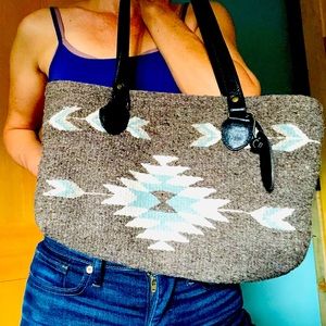 *HANDMADE IN 🇲🇽 MEXICO*.             Wool and leather purse
